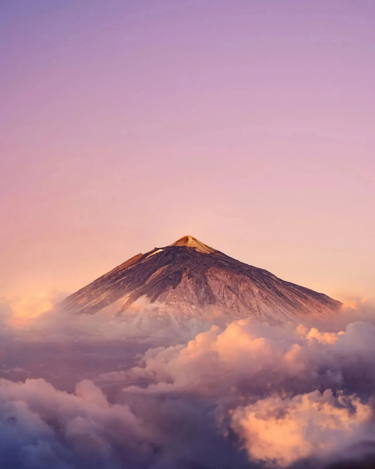El Teide sobre el mar de nubes al atardecer